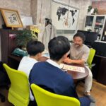 トライやるウィーク5日間の成長記録。初日は緊張して声が小さかった中学生2人が、最終日は堂々と大きな声で挨拶。彼らが作った入居者募集チラシは実際に使用中。