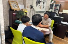 トライやるウィーク5日間の成長記録。初日は緊張して声が小さかった中学生2人が、最終日は堂々と大きな声で挨拶。彼らが作った入居者募集チラシは実際に使用中。